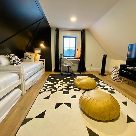 Stylish Downtown Kingsville Getaway With Putting Green, Firepit & Games Eksteriør billede