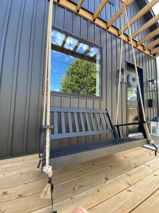 Stylish Downtown Kingsville Getaway With Putting Green, Firepit & Games Eksteriør billede