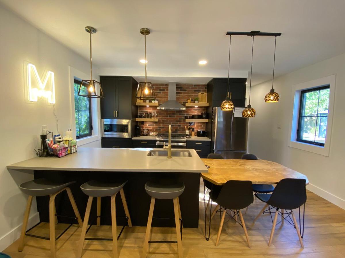 Stylish Downtown Kingsville Getaway With Putting Green, Firepit & Games Eksteriør billede
