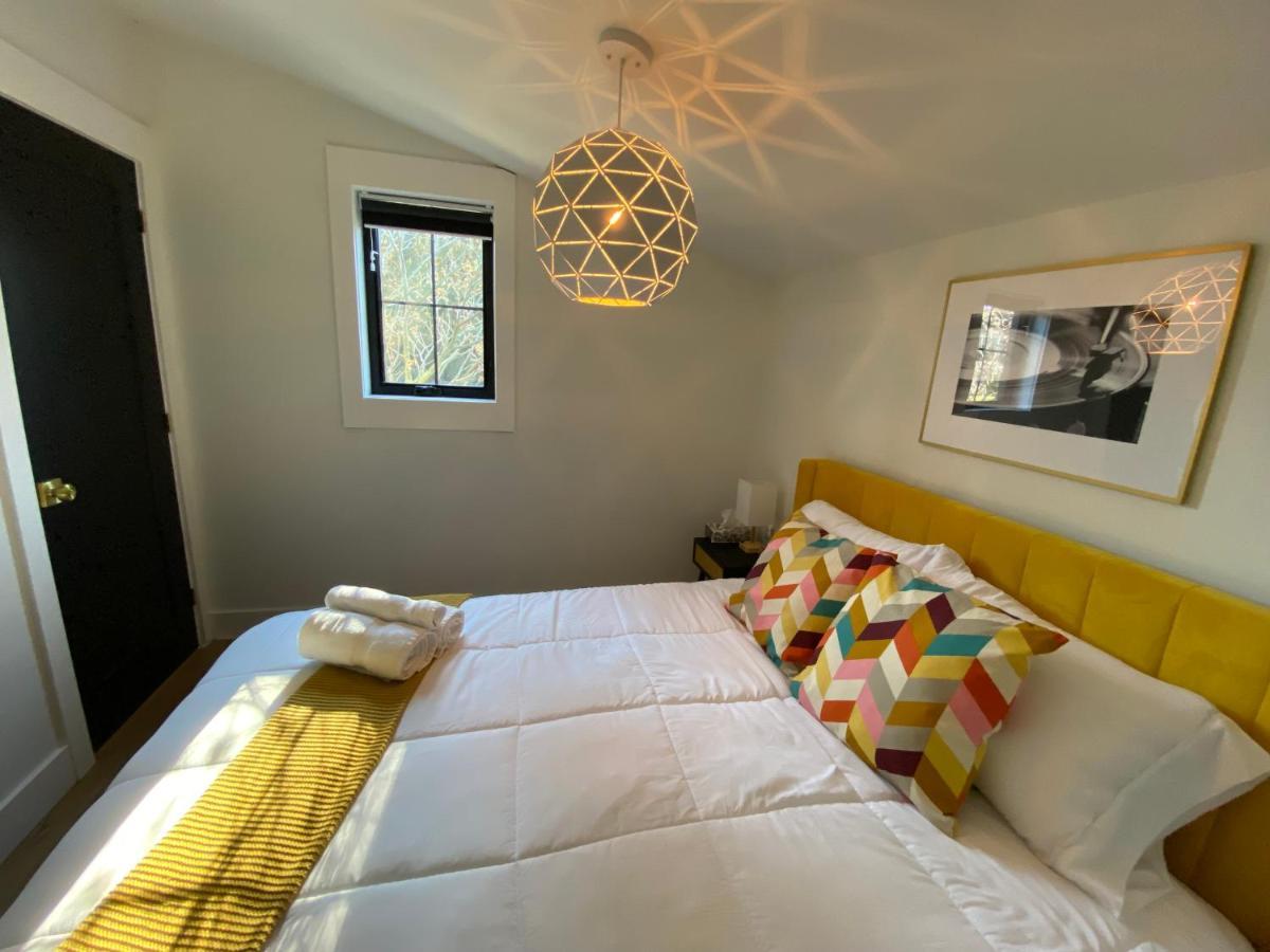 Stylish Downtown Kingsville Getaway With Putting Green, Firepit & Games Eksteriør billede