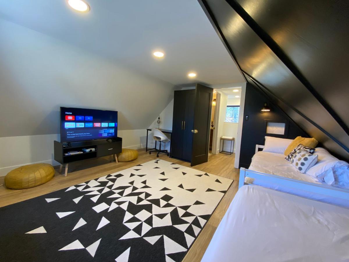 Stylish Downtown Kingsville Getaway With Putting Green, Firepit & Games Eksteriør billede