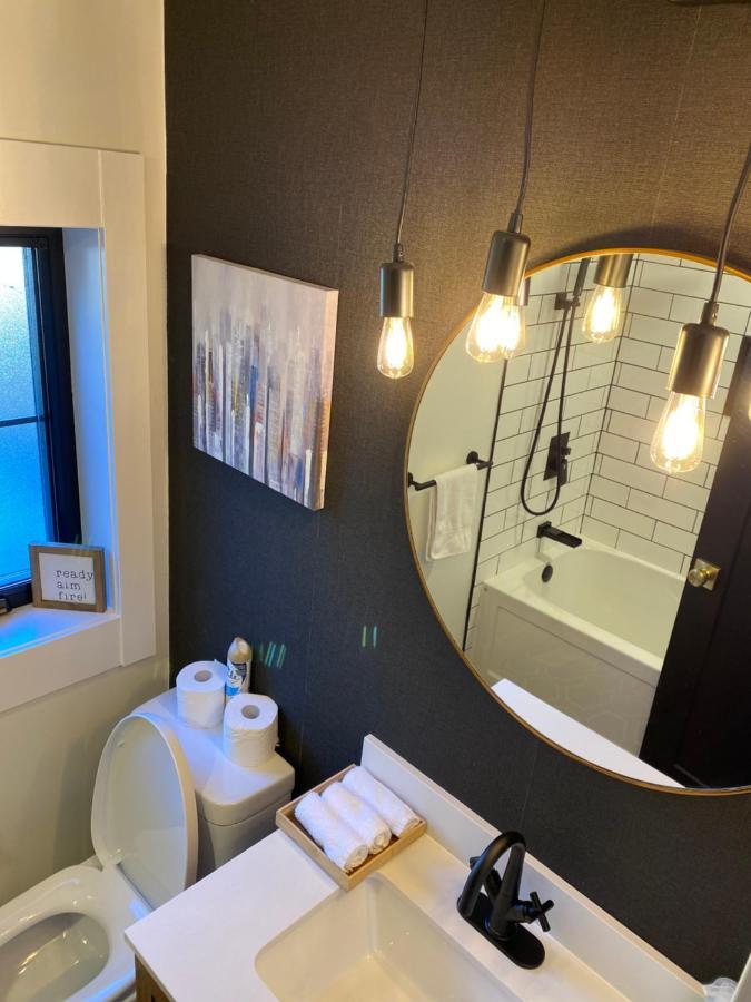 Stylish Downtown Kingsville Getaway With Putting Green, Firepit & Games Eksteriør billede