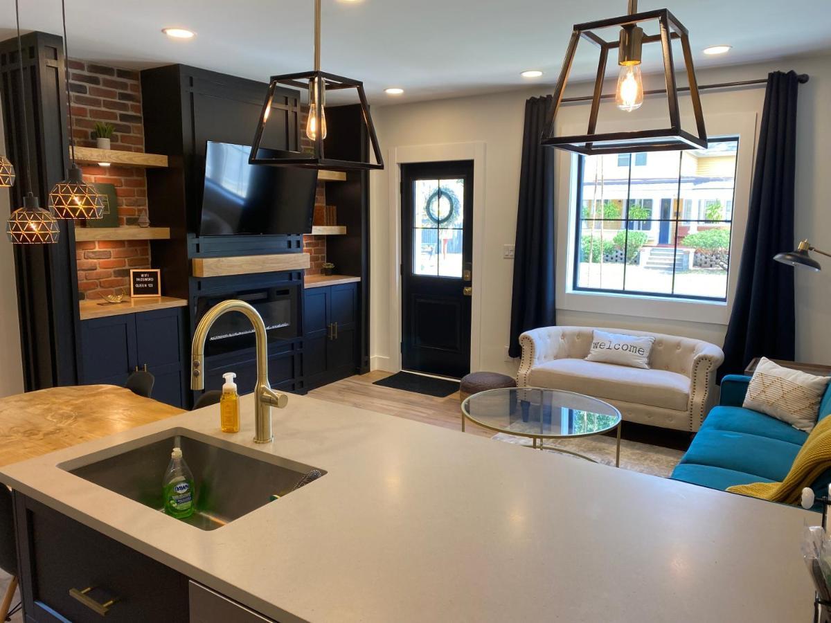 Stylish Downtown Kingsville Getaway With Putting Green, Firepit & Games Eksteriør billede