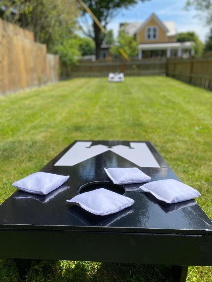 Stylish Downtown Kingsville Getaway With Putting Green, Firepit & Games Eksteriør billede