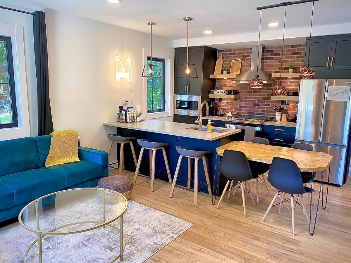 Stylish Downtown Kingsville Getaway With Putting Green, Firepit & Games Eksteriør billede