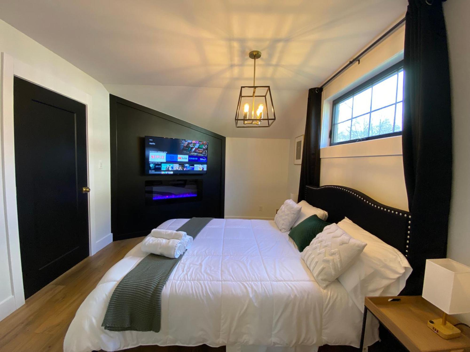Stylish Downtown Kingsville Getaway With Putting Green, Firepit & Games Eksteriør billede