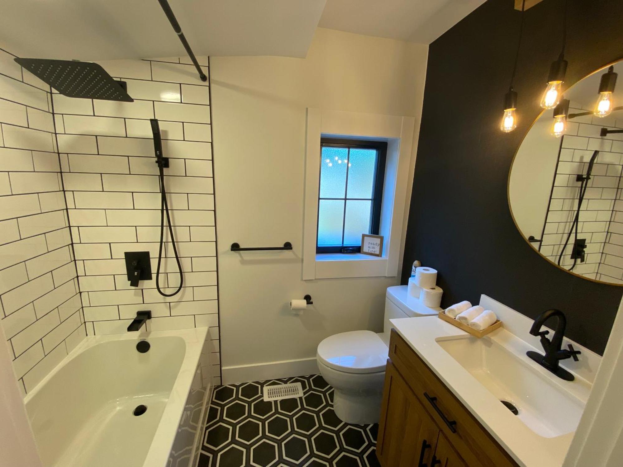 Stylish Downtown Kingsville Getaway With Putting Green, Firepit & Games Eksteriør billede