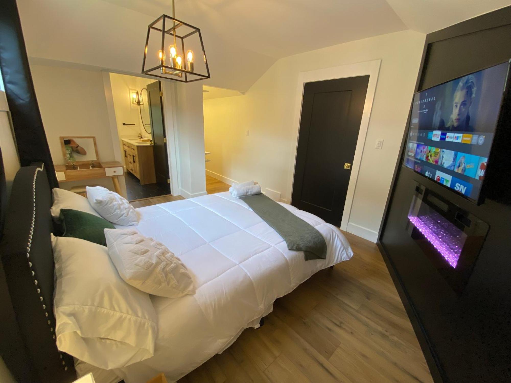 Stylish Downtown Kingsville Getaway With Putting Green, Firepit & Games Eksteriør billede